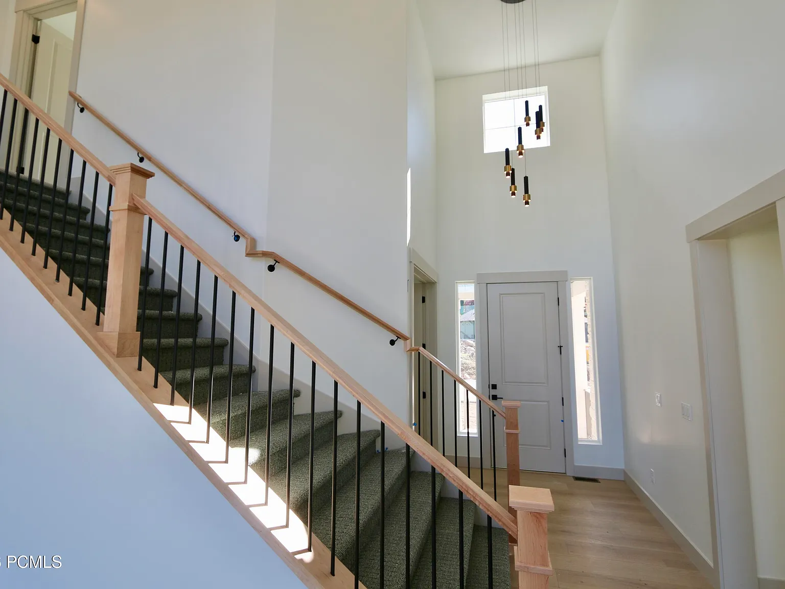 5 bed, 6.0 bath, 4056 sqft, $5,000 — Photo 2
