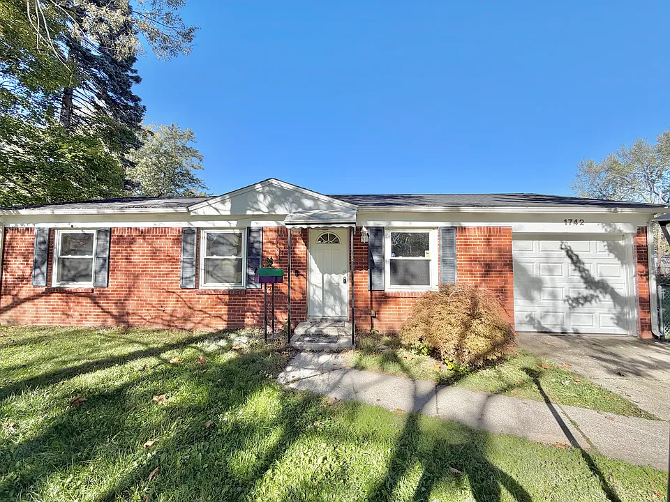 1742 E Benwick Rd