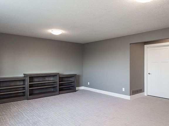 4th image of 387 NW Autumn Crest Dr
