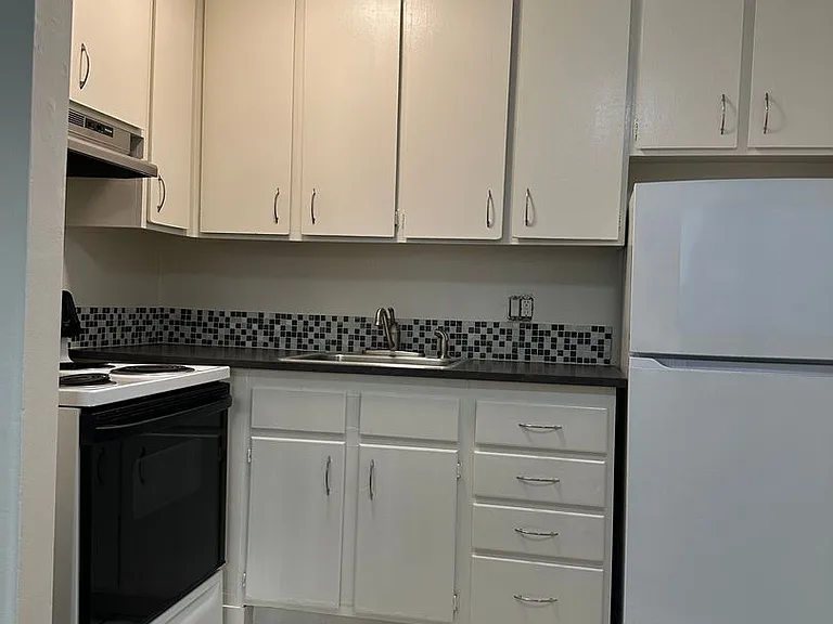 1808 H Street Apartments — Photo 1