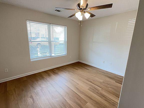 3rd image of 136 Bridgewater Cir