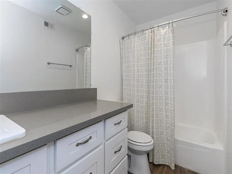 Newport Terrace Apartments — Photo 15