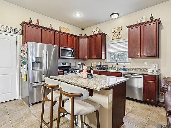 3rd image of 7108 Rue St