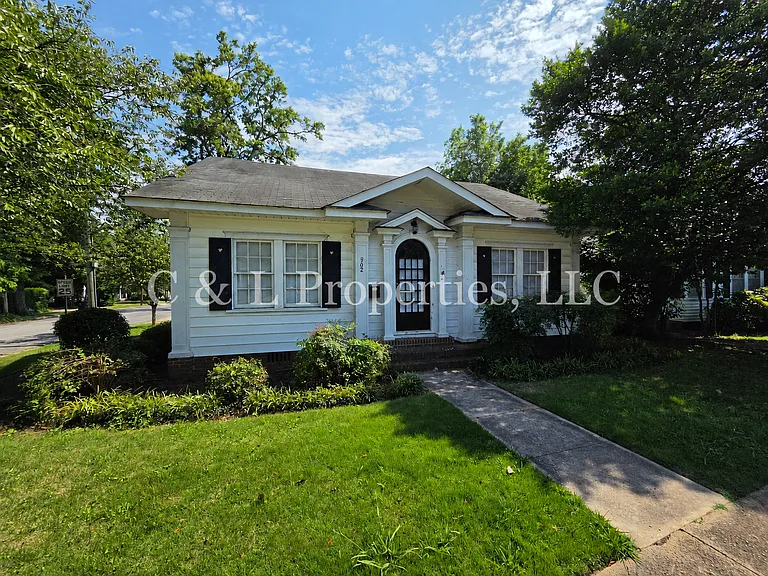 902 Walnut St — Photo 1