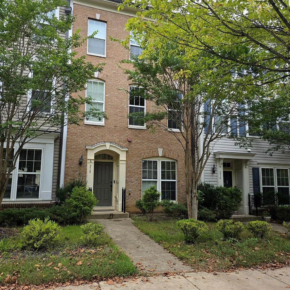 3 bed, 2.5 bath, 2272 sqft, $3,200 — Photo 1