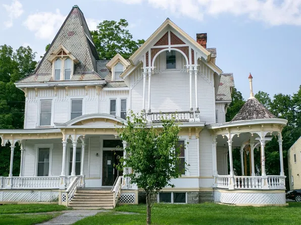 Now Leasing 324 Pleasant Street, Bennington, VT 05201