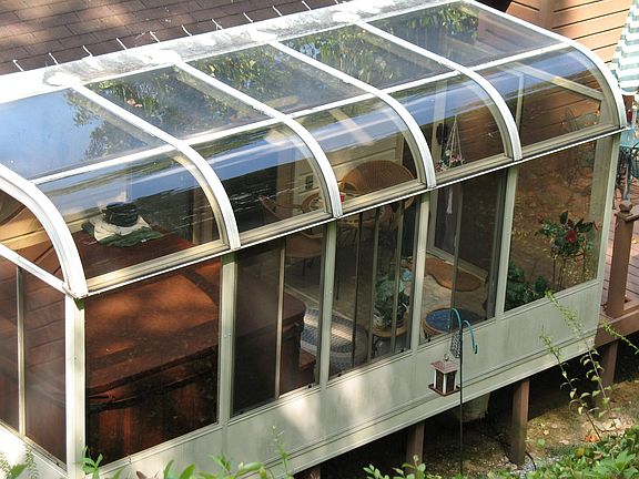 All Glass Sunroom /With Hot tub