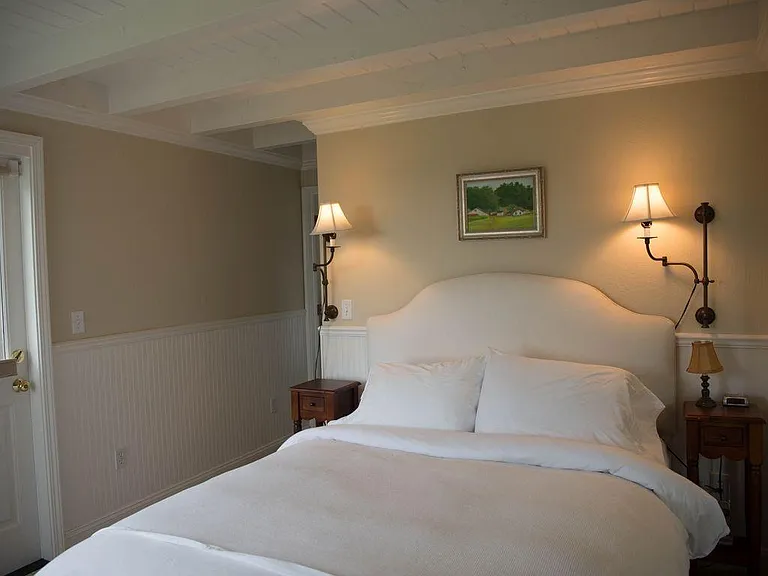 Primary en-suite Bedroom with ocean view, fireplace and jetted tub