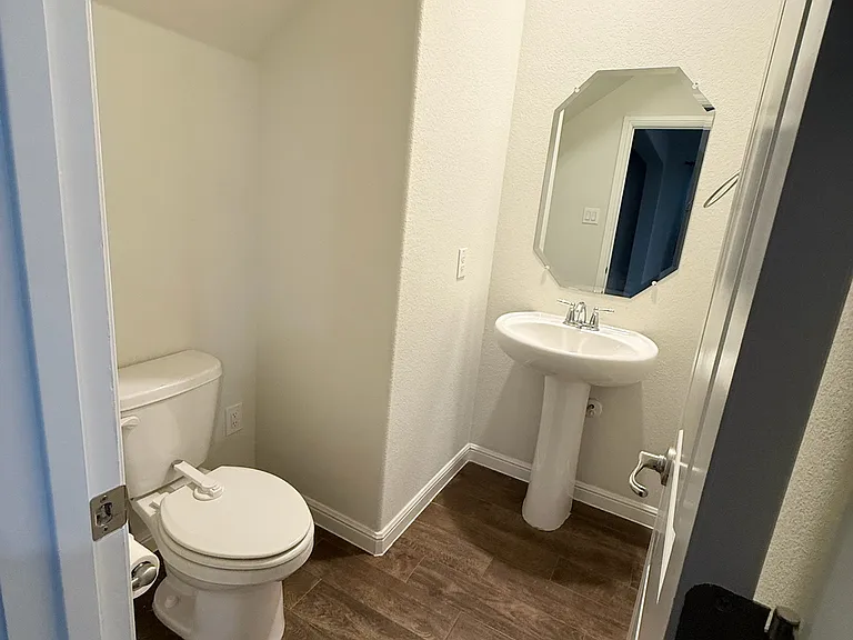 565 Lindisfarne Ln — Photo 9