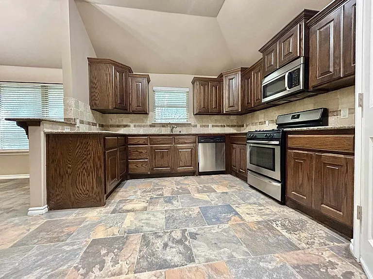 2222 Brook Dr — Photo 6