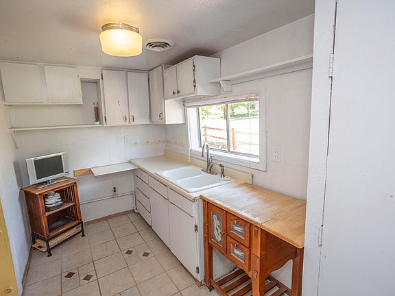 3rd image of 924 N Orchard Ave