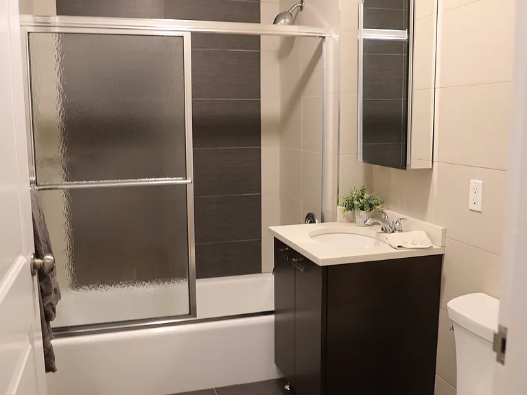 20-12 31st St #2F — Photo 7
