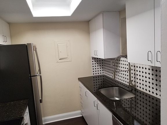 2nd image of 2943 Day Ave