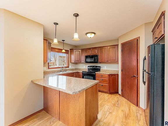 3rd image of 1213 N Pekin Pl