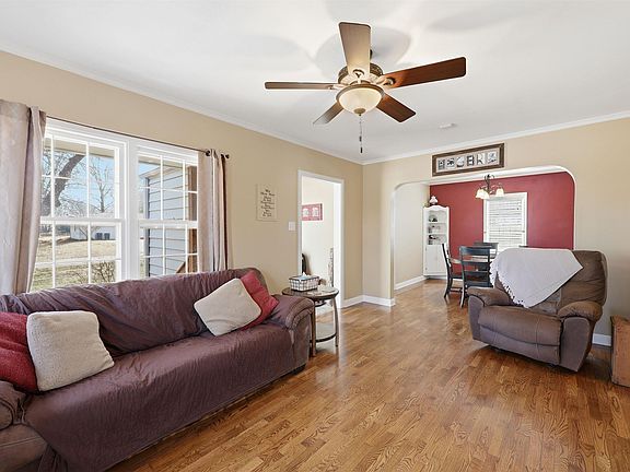 4th image of 811 SE Tecumseh Rd