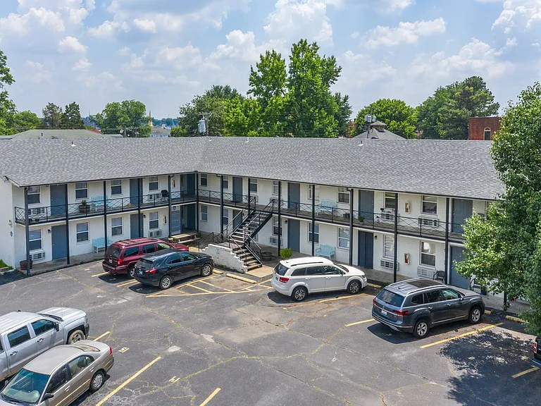 "The Belle Grove" One Bedroom Apartments (Wifi Included) — Photo 18