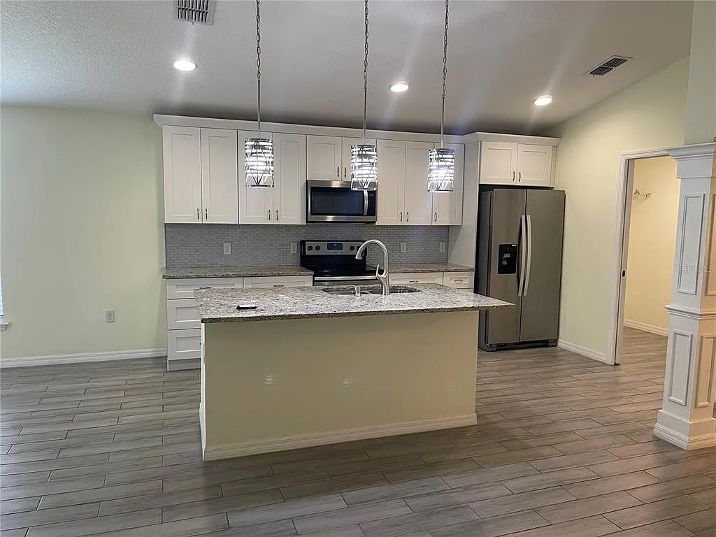 3 bed, 2.0 bath, 1516 sqft, $2,299 — Photo 2