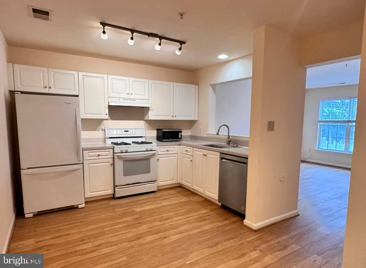 3 bed, 2.5 bath, 1377 sqft, $2,500 — Photo 3
