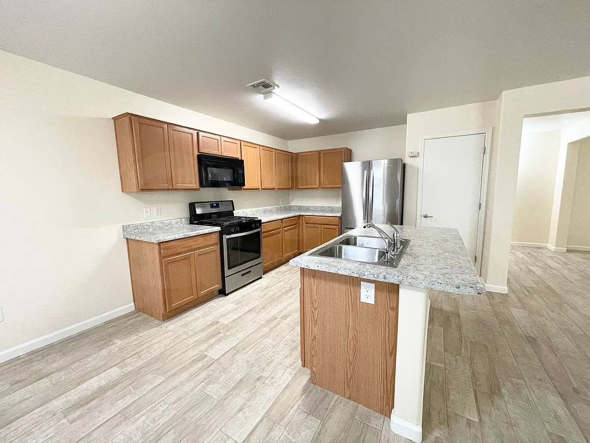 4 bed, 3.0 bath, 2301 sqft, $2,195 — Photo 3