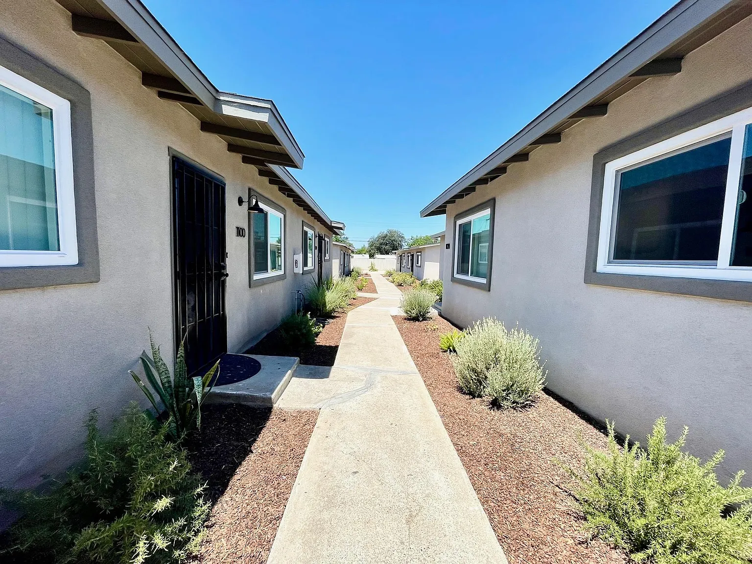 2 bed, 750 sqft, $2,075 — Photo 2