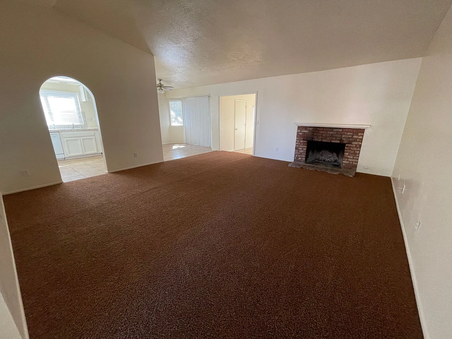 Hesperia-Refurbished- 3 Bedrooms, 2 Bathrooms + Den or Office, Large Property — Photo 2