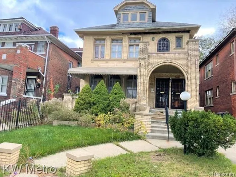 2669 Glendale St — Photo 1