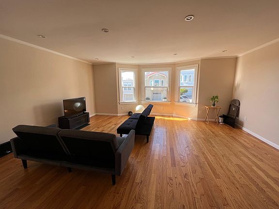 4th image of 586 39th Ave