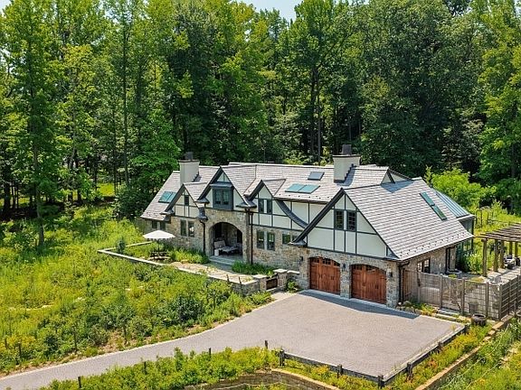 4th image of 151 Wild Hedge Ln