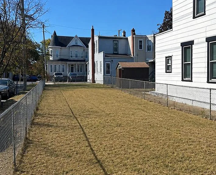 637 Powell St — Photo 15