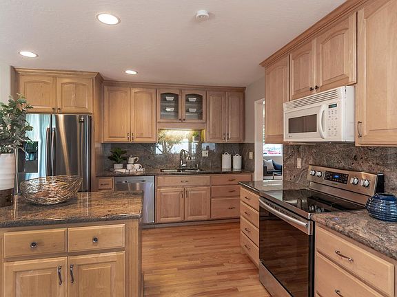 3rd image of 752 San Carlos Ave