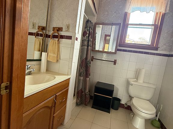 3rd image of 23907 Woodfield Rd