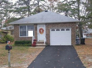 12 Magnolia Rd, Manahawkin, NJ 08050