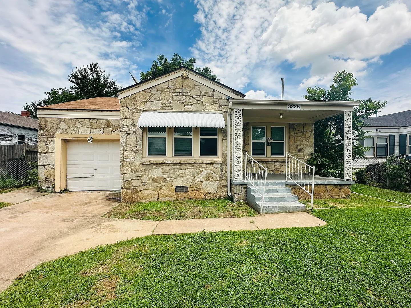 Cute 2 Bedroom 1 Bathroom House! Don't Miss Out! — Photo 1