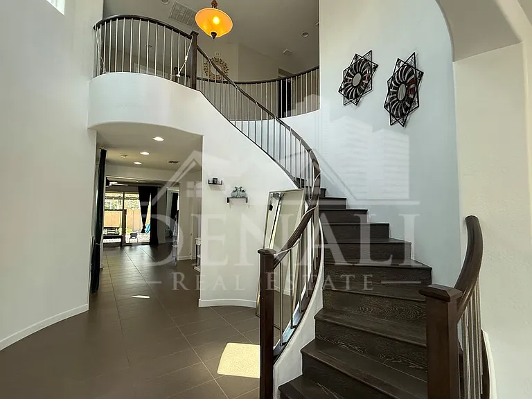 1729 W Myrna Ln — Photo 13