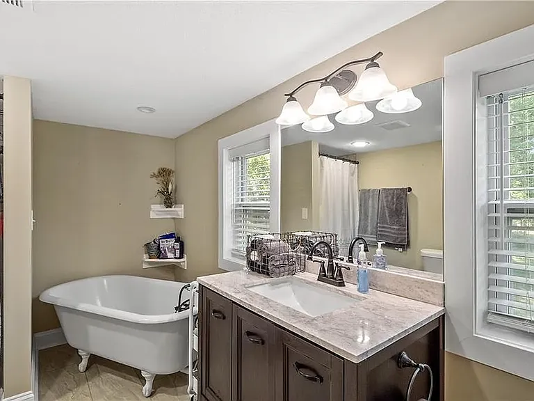 210 E Kay St — Photo 26
