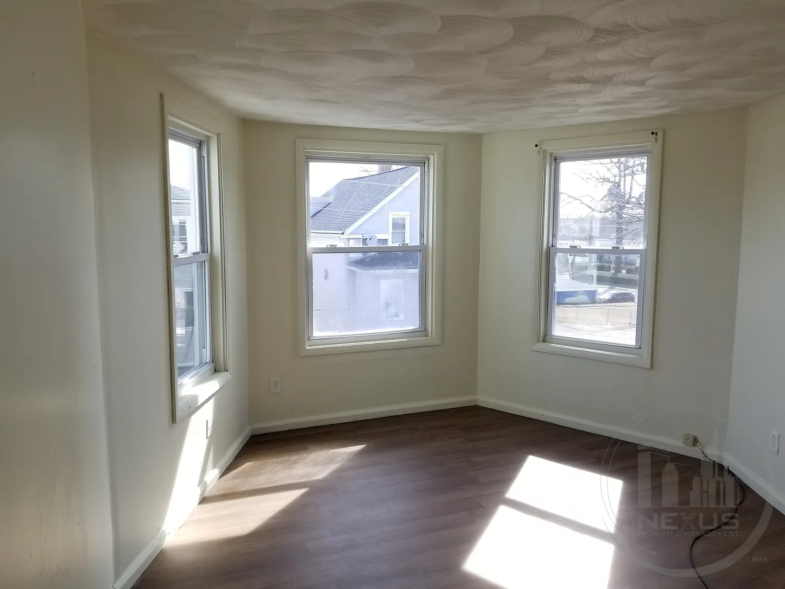  153 Woodbine St 1stFlr 2Bed NEWFlooring NEWPaint NOPets Storage Prkg — Photo 4