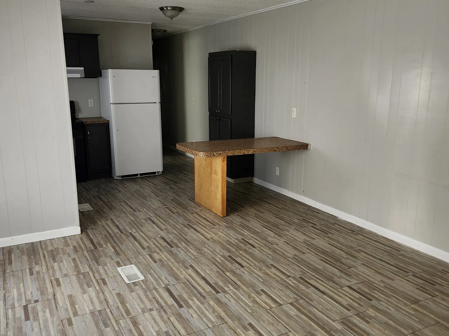 3 bed, 924 sqft, $899 — Photo 3