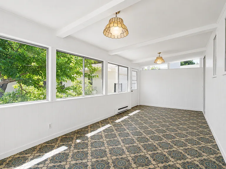 4434 Tyrone Ave — Photo 9