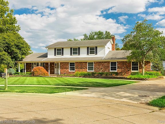 3rd image of 943 Huntsford Ct