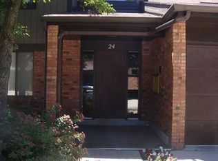 24 Creekside Cir APT D, Elgin, IL 60123