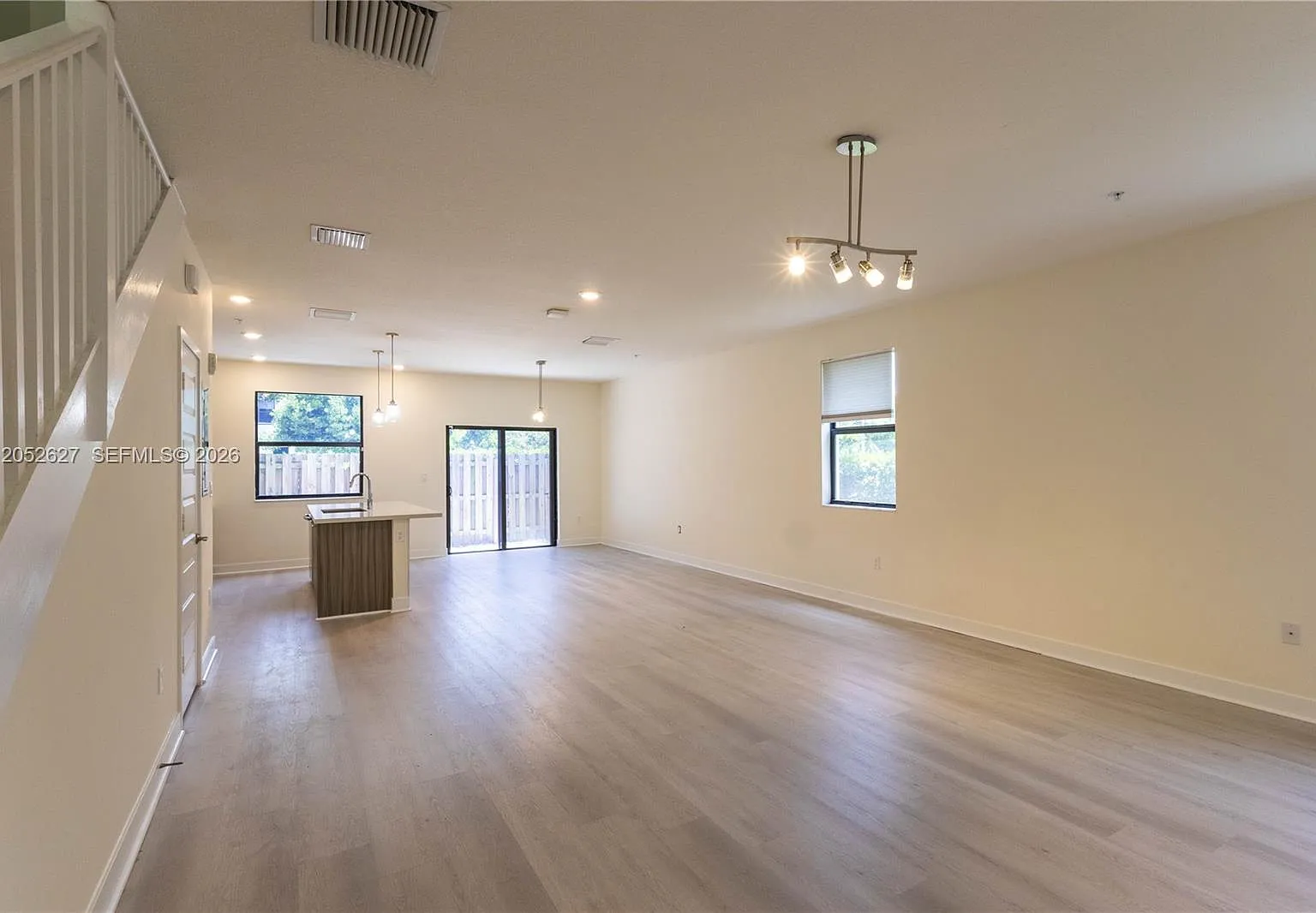 3 bed, 2.5 bath, 1429 sqft, $3,600 — Photo 2