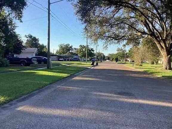 Exterior Neighborhood (street photo)