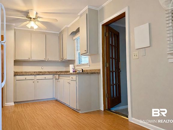 4th image of 402 N Forest Hill Dr