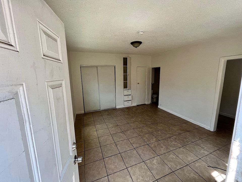 2nd image of 5915 1/2 Estrella Ave