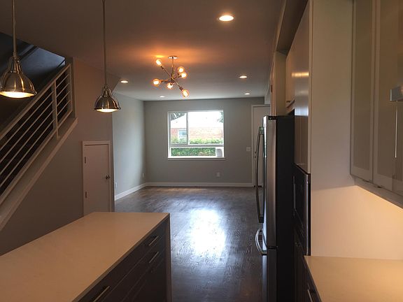 open main floor plan w/ hardwood floors and 9 ft. ceiling