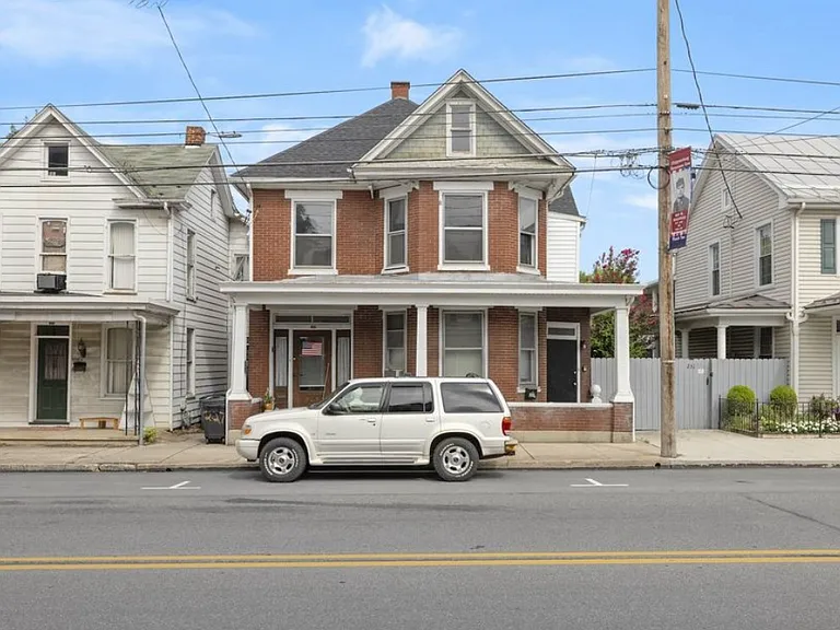 225 E King St — Photo 2