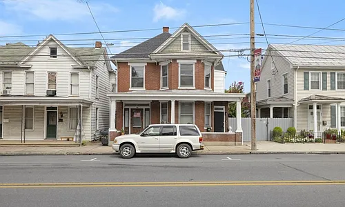 225 E King St Photo 1