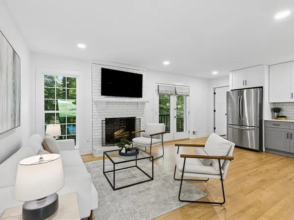 60 Willow Springs Ln, Roswell, GA 30075