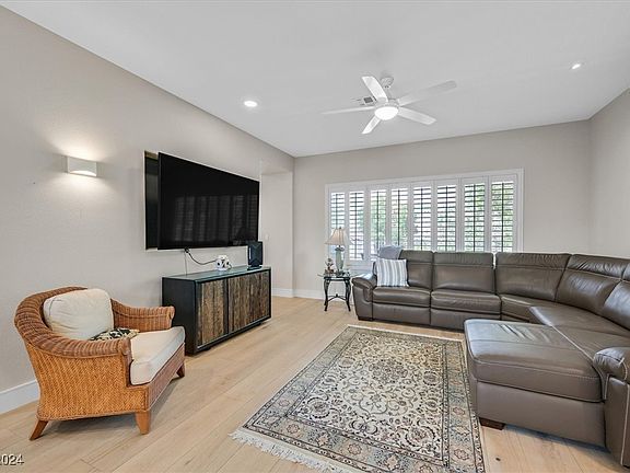 5th image of 2574 Grandville Ave