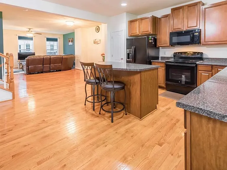 3910 Sun Way — Photo 10